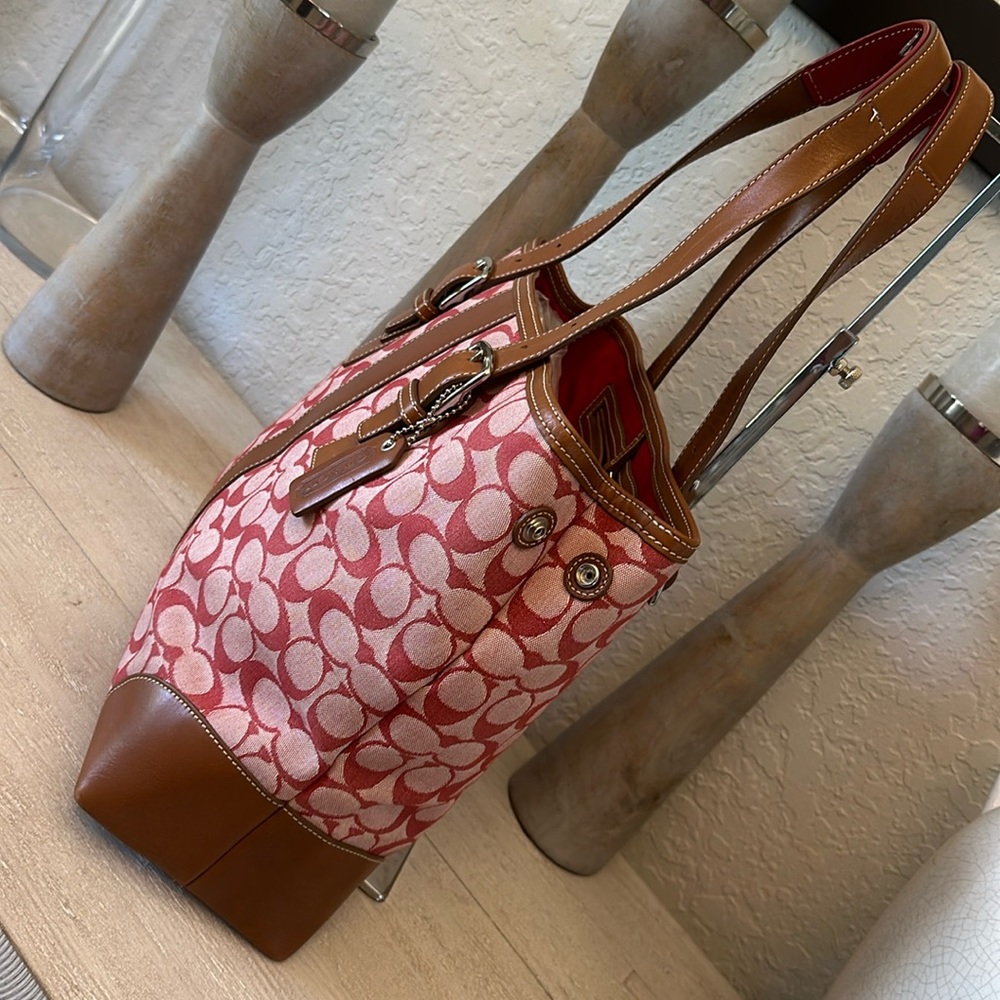 Coach Hamptons Signature C Tote Tan leather with contrast stitch EUC - Picture 4 of 10